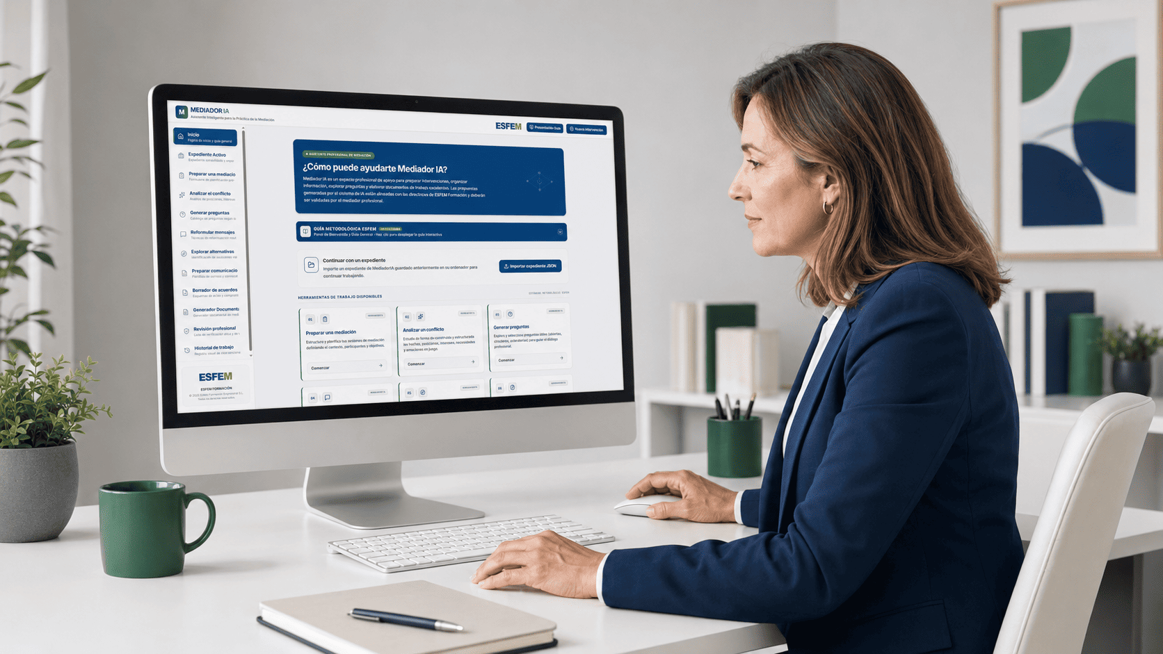 Mediadora profesional trabajando con la aplicación MediadorIA